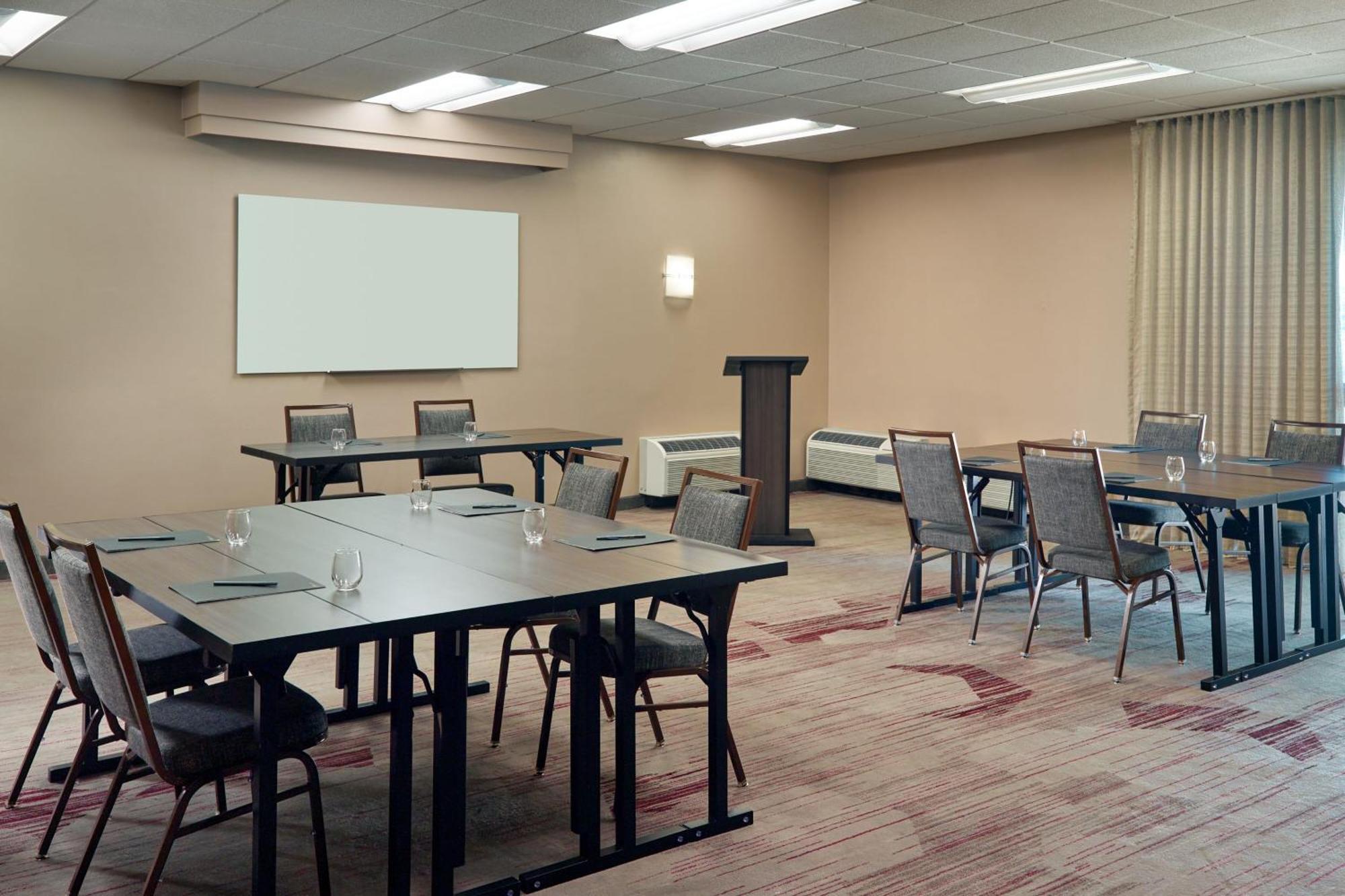 Courtyard By Marriott Atlanta Executive Park/Emory Hotel Druid Hills Bagian luar foto