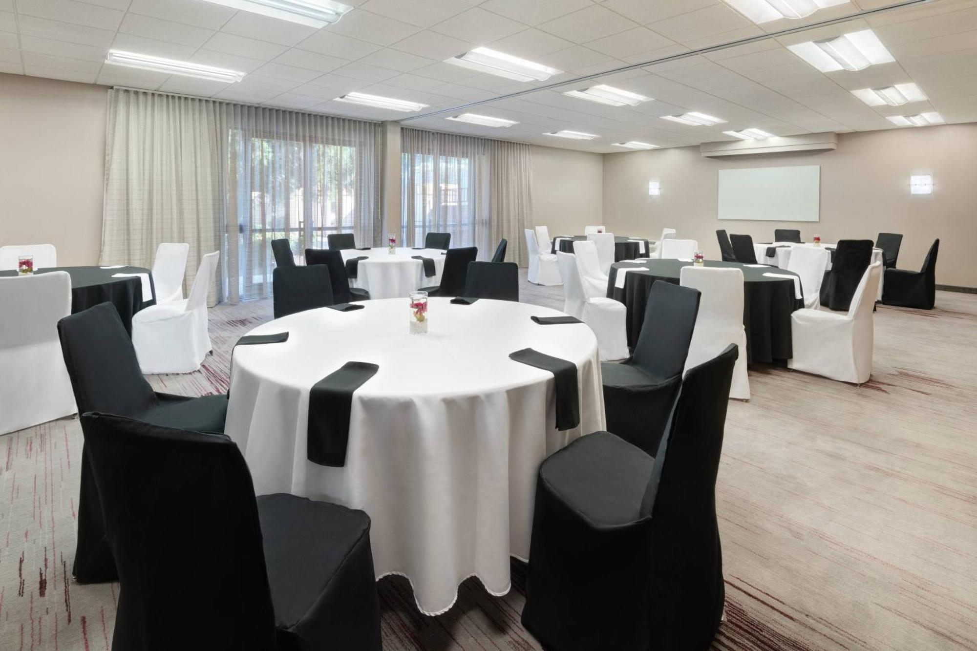 Courtyard By Marriott Atlanta Executive Park/Emory Hotel Druid Hills Bagian luar foto
