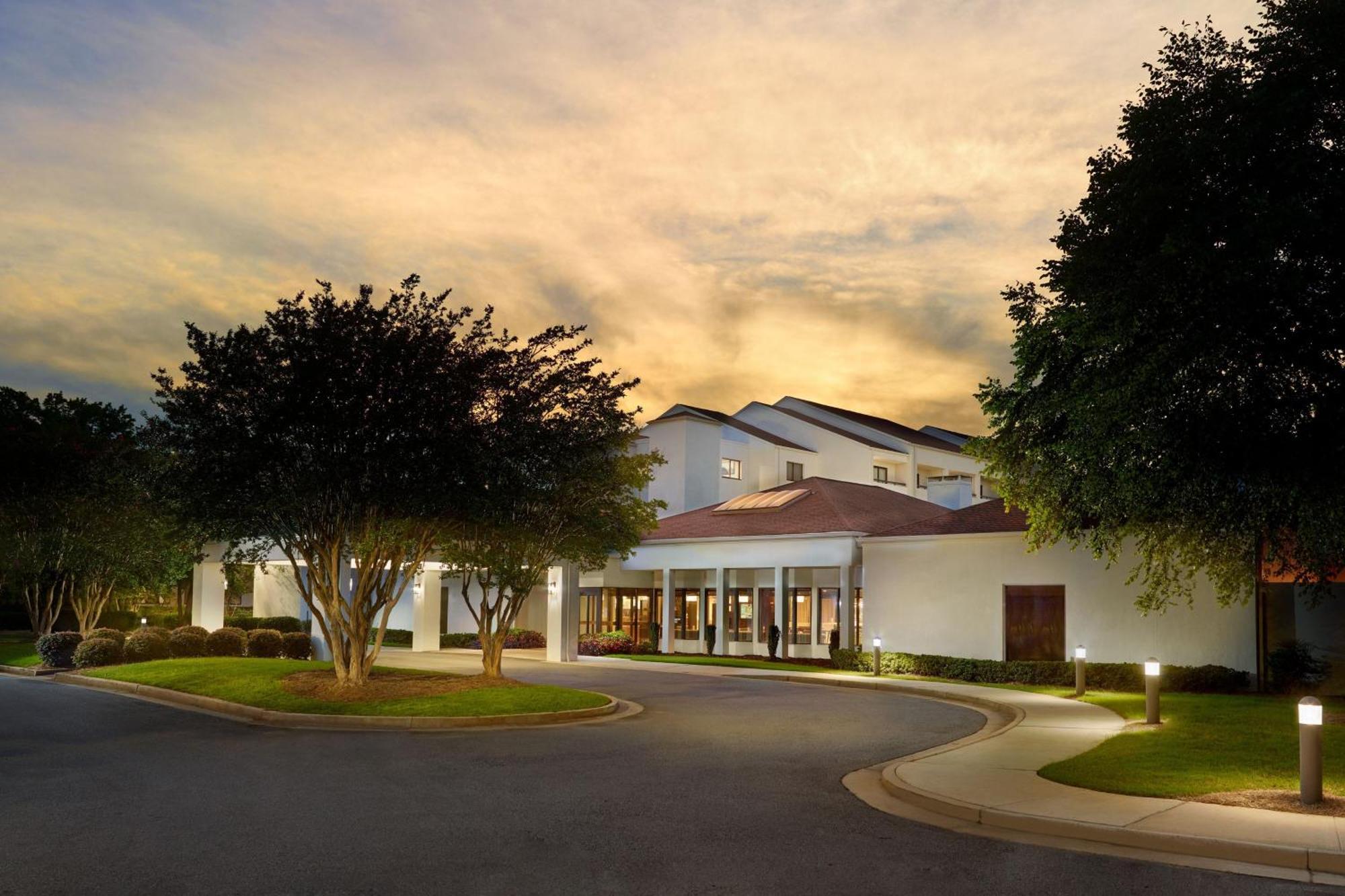 Courtyard By Marriott Atlanta Executive Park/Emory Hotel Druid Hills Bagian luar foto